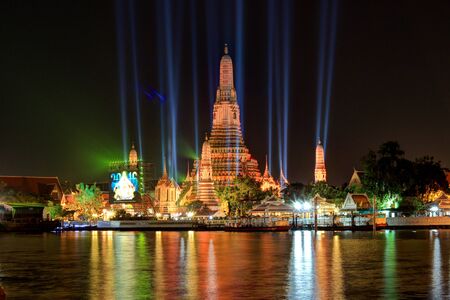 night scene of Wat Arun Ratchawararam Ratchawaramahawihan(Temple of Dawn) in Bangkok, Thailandの写真素材