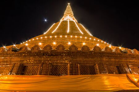 Nakhon Pathom, Thailand on November 20, 2018 : Light up Phra Pathom Chedi. The beautiful Lanka-style bell-shaped Chedi. The biggest chedi in Thailand.のeditorial素材