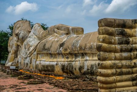 Phra Nakorn Sri Ayutthaya Province, Thailand - August 21, 2018 : Beautiful large reclining Buddha (Phra Buddha Sai Yat) at Wat Lokaya Sutha. World Heritage Siteのeditorial素材