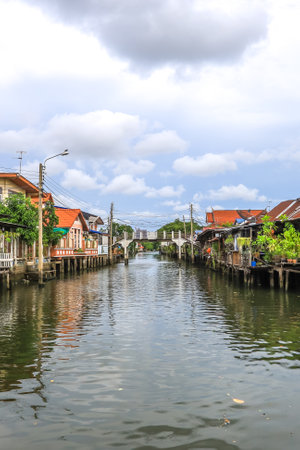 Klong Bang Luang Community,Phasi Charoen District,Bangkok,Thailand on June 26,2020:Charming old houses along Klong Bang Luang(Klong Bangkok Yai).のeditorial素材