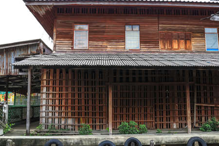 Phasi Charoen,Bangkok,Thailand on October 16,2020:Old-fashioned houses along Klong Phasi Charoen at Wat Nimmanoradee Floating Market.のeditorial素材