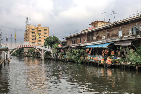 Phasi Charoen,Bangkok,Thailand on October 16,2020:Old-fashioned houses along Klong Phasi Charoen at Wat Nimmanoradee Floating Market.のeditorial素材