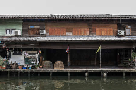 Phasi Charoen,Bangkok,Thailand on October 16,2020:Old-fashioned houses along Klong Phasi Charoen at Wat Nimmanoradee Floating Market.のeditorial素材