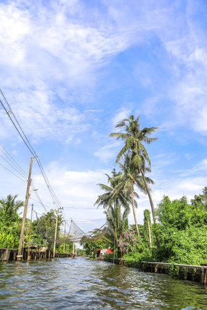 Bang Chueak Nang,Taling Chan District,Bangkok's Thonburi side on May14,2022:square dip net at Khlong Bang Chueak Nangのeditorial素材