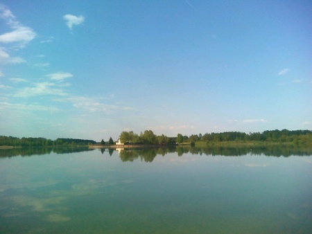 Spring green landscape lake and reflectionsの素材
