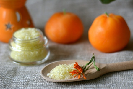 Spa sea salt bath in the wood spoon and candles tangerinesの素材