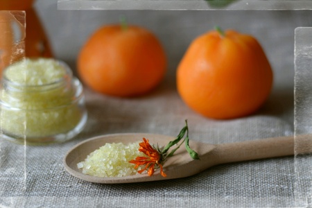 Spa sea salt bath in the wood spoon and candles tangerinesの素材