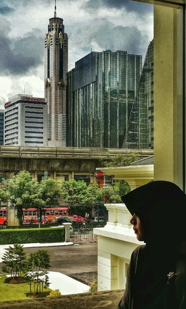 muslim girl looking out of the windowの素材