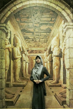 Beautiful muslim girl standing in front of Egyptian artsの素材