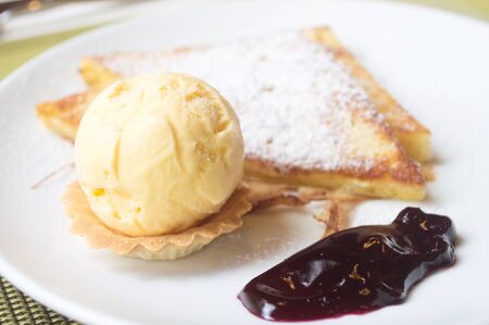 ice cream serv wth frech toast in breakfast