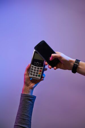 Payment by smartphone via pin pad.