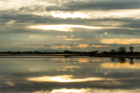 Sunset light reflects from the surface of the water.の写真素材