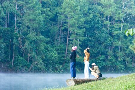 Tourists on the lumber See the mist floating over the water surface at Pang Tong reservoir in Mae Hong Son , Thailand.November 1, 2019のeditorial素材