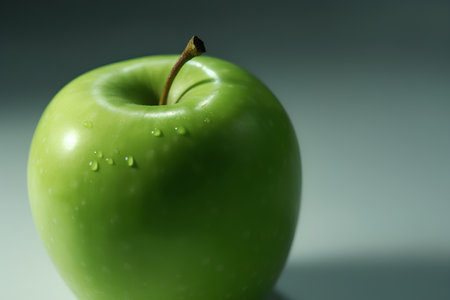Green apple with water droplets on a dark background close-upの素材