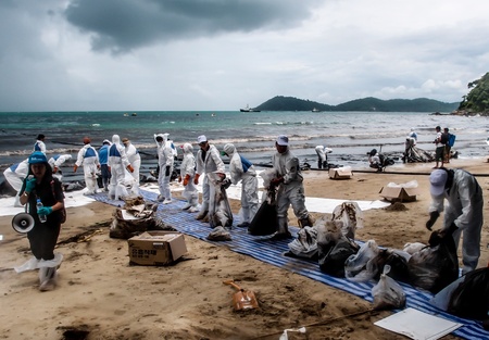 oil spilled beach operation in Rayong, Thailand on July 31, 2013のeditorial素材