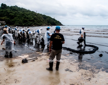 oil spilled beach operation in Rayong, Thailand on July 31, 2013のeditorial素材