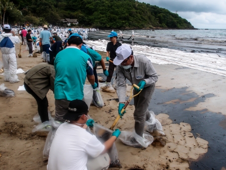 oil spilled beach operation in Rayong, Thailand on July 31, 2013のeditorial素材
