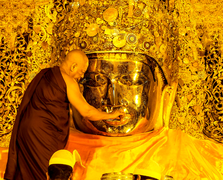 ritual of the Buddha image face wash at Mahamuni temple in Mandalay, Myanmarのeditorial素材