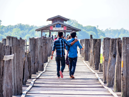 people cross the lake at U-Bein bridge, Amarapura, Myanmarのeditorial素材