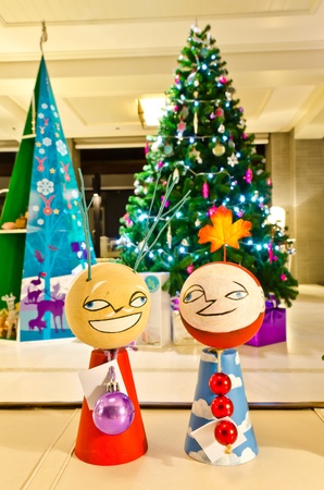 Couple of wooden doll with christmas treeのeditorial素材