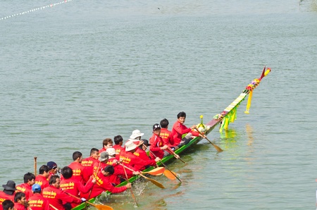 hUA HIN, THAILAND - DECEMBER 25 : Participants in the Hua Hin Long Boat Competition 2011 on December...