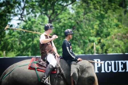 HUA HIN, THAILAND -SEPTEMBER 13: Unidentified polo players play in elephant polo games during the 2012 Kingのeditorial素材