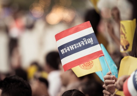 HUA HIN, THAILAND - AUGUST 1:Many Thai people gather together in order to welcome ceremony for His Majesty the King to Klai Kang Won Palace, HUA HIN,Thai landのeditorial素材