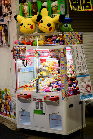 TOKYO - OCTOBER 11: Pokemon Catcher Claw Machine  October 11, 2016 in Tokyo, Japan.のeditorial素材