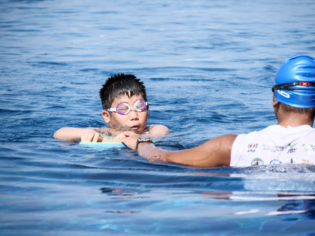 PRACHUBKIRIKHAN, THAILAND - OCTOBER 10, 2018:  Untitled swimming coach teaching his student for beginner at Hua Hin Thailand.のeditorial素材