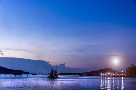 Songkhla is a city adjacent to the Gulf of Thailand. The lake water and atmosphere at nightの写真素材