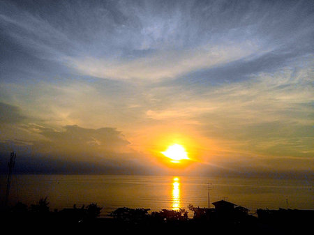 Colorful sunrise and the seaの素材