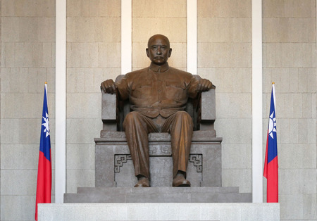 Bronze statue of Sun Yat-Sen in the Memorial Hall in Taipei, Taiwan. Dr. Sun Yat-Sen was a revolutionary and political leader.のeditorial素材
