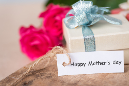 Gift box and pink roses with Happy Mother's day tag cardの写真素材