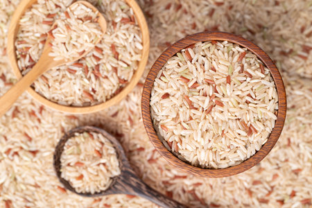 Thai brown rice seed (Highland wild rice) in bowl with spoon, Top viewの写真素材