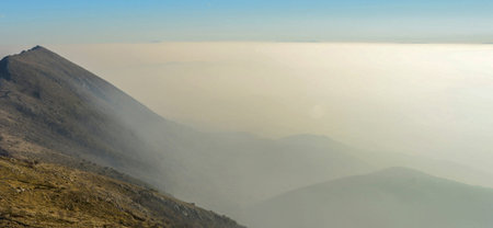 Panoramic view of the mountains and the sea of fog.