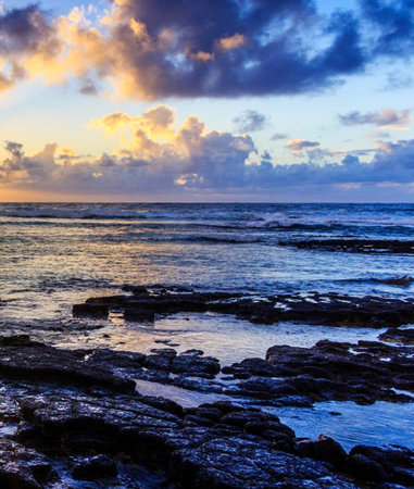 Sunset on the beach of the island of Maui, Hawaiiの写真素材