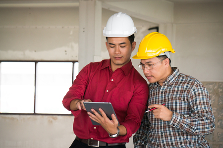 Engineer and foreman meeting on siteの写真素材