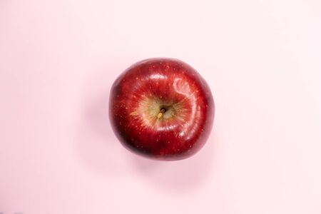 Red apples on a pink background Can paste textの写真素材