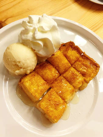 Honey toast with vanilla ice creamの素材