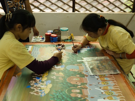 SIEM REAP, CAMBODIA-FEB 12: Unidentified Cambodian artists to produce works of art on February 12, 2012. Siem Reap is best known as the site of Angkor Wat temple ruinsのeditorial素材