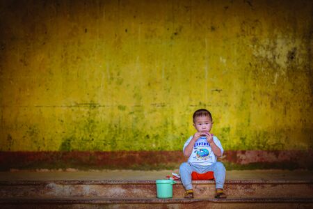 MUCANGCHAI, VIETNAM, September 22 , 2017: Undefined Vietnamese Hmong children enjoy eating  at rice terrace in Mu Chang Chai , Vietnamのeditorial素材