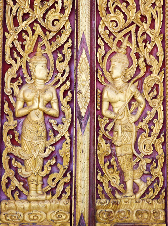 popular Buddhist deities carved on the doors and windows of the church の写真素材