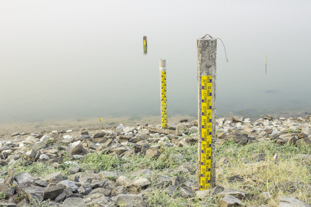 Water level scale to measure the water level in the reservoir.