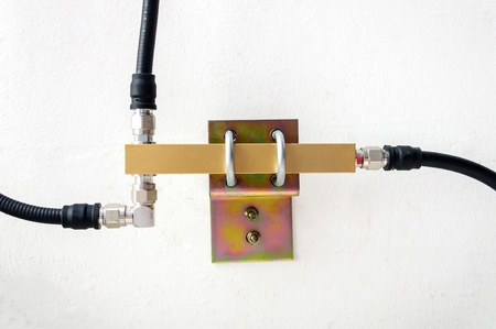 Splitter a telecommunications signal with connectors fitting on ceiling