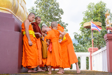 CHIANGMAI, THAILAND - OCTOBER 12: Unidentified Monks Yellow robe clad to novices in Fha wiang inn temple,Wiang Haeng District on October 12, 2014 in Chiang Mai, Thailand.のeditorial素材