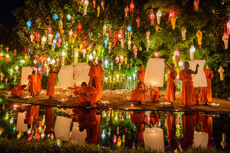 CHIANG MAI THAILAND-NOVEMBER 08 :Unidentified monks release floating lamp made of paper annually at Phan Tao temple in Loy Krathong and Yi Peng Festival on November 08,2014 in Chiangmai,Thailandのeditorial素材