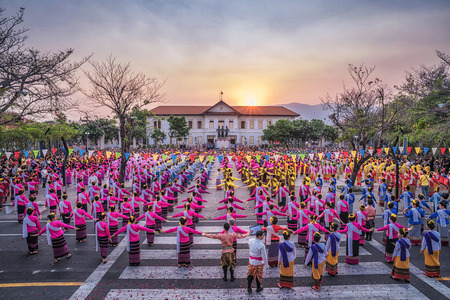 CHIANG MAI, THAILAND - APRIL 11 : Unidentified dancer 720 people  Nail dance (fon leb) celebrate 720 years Chiang Mai at Three Kings Monument on April 11, 2016 in Chiang Mai, Thailand.のeditorial素材
