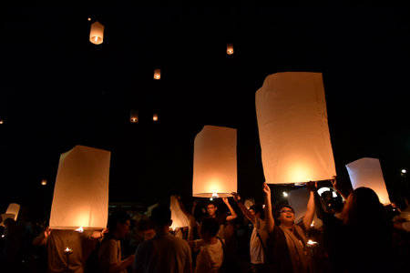 CHIANG MAI, THAILAND - NOVEMBER 14, 2016 : Unidentified people release floating lamp on sky in Loy Krathong Festival.のeditorial素材