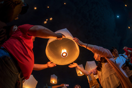 CHIANG MAI; THAILAND - NOVEMBER 03; 2017 : Unidentified people release floating lamp on sky in Loy Krathong Festival.のeditorial素材