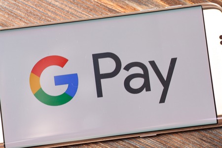 Kazan, Russian Federation - Aug 5, 2018: hand holding a brand new Samsung Galaxy S7 mobile phone which displays the Android Pay app on the touch screenのeditorial素材
